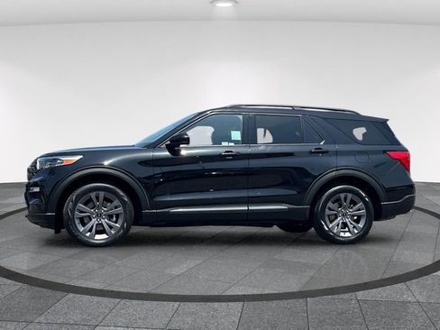Certified 2023 Ford Explorer XLT w/ Equipment Group 202A RWD image 9
