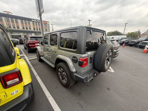 Used 2018 Jeep Wrangler Unlimited Sahara AWD/4WD image 4