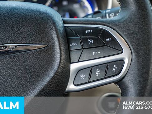 Used 2024 Chrysler Pacifica Touring-L FWD image 31