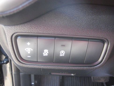 Used 2025 Kia Soul LX w/ LX Technology Package FWD image 15