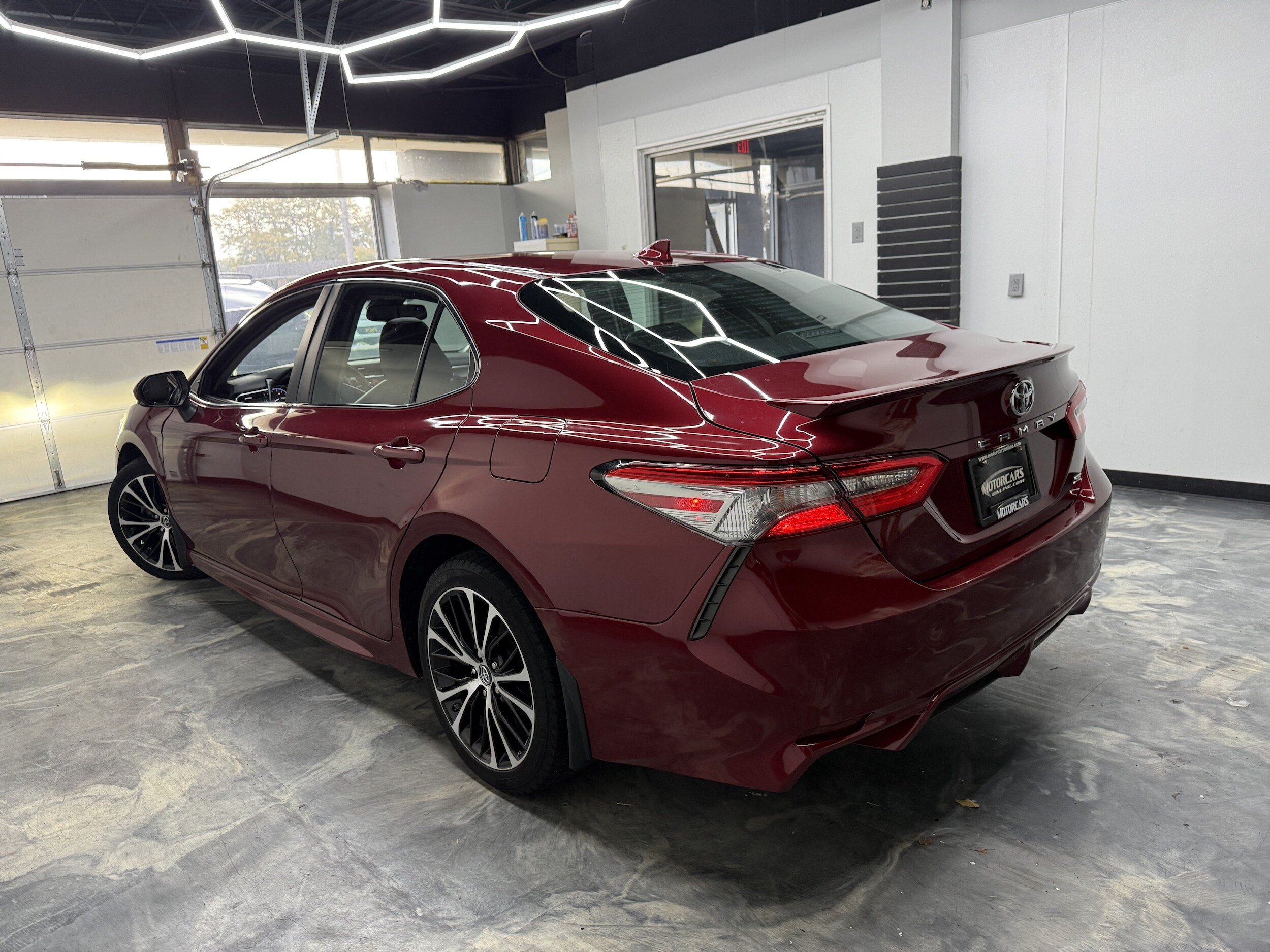 Used 2018 Toyota Camry FWD image 4