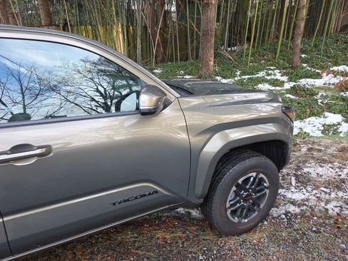 Used 2025 Toyota Tacoma TRD Sport w/ TRD Sport Upgrade Package image 4