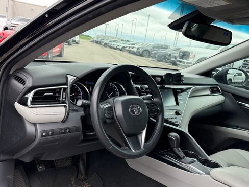 Used 2018 Toyota Camry SE w/ Convenience Package FWD image 4