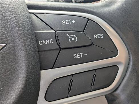 Used 2017 Chrysler Pacifica Touring-L Plus w/ Tire & Wheel Group FWD image 14