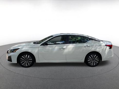 Used 2025 Nissan Altima 2.5 SV FWD image 9