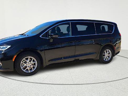 Used 2025 Chrysler Pacifica Select image 5