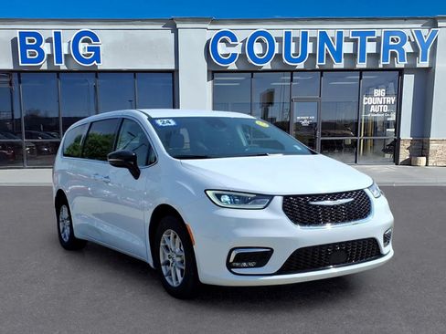 Used 2024 Chrysler Pacifica Touring-L FWD image 8