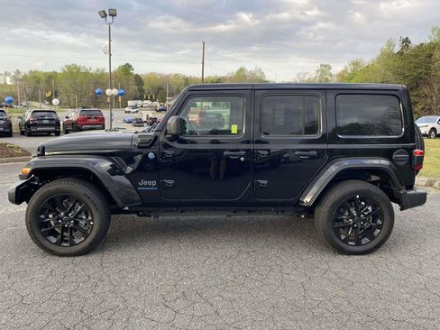 Used 2025 Jeep Wrangler Unlimited Sahara w/ Safety Group AWD/4WD image 2