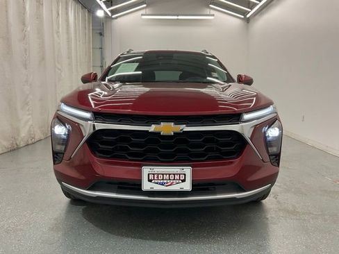 Used 2025 Chevrolet Trax LT w/ LT Convenience Package FWD image 3