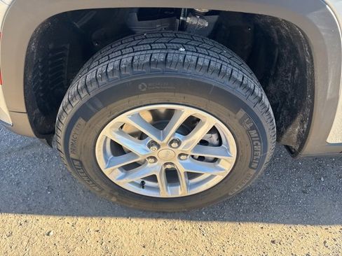 New 2025 Jeep Grand Cherokee L Laredo image 8