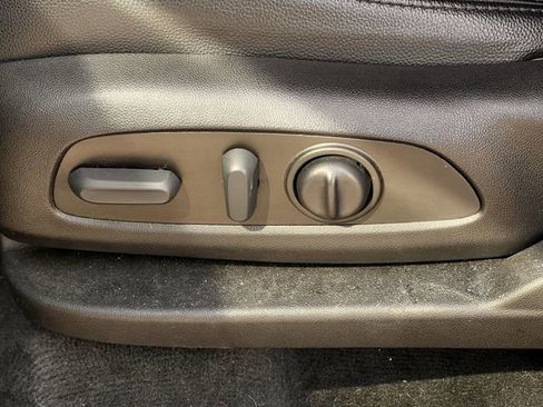 Used 2023 Chevrolet Traverse LT image 23