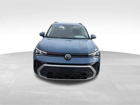 Certified 2025 Volkswagen Taos SE w/ Panoramic Sunroof Package image 4