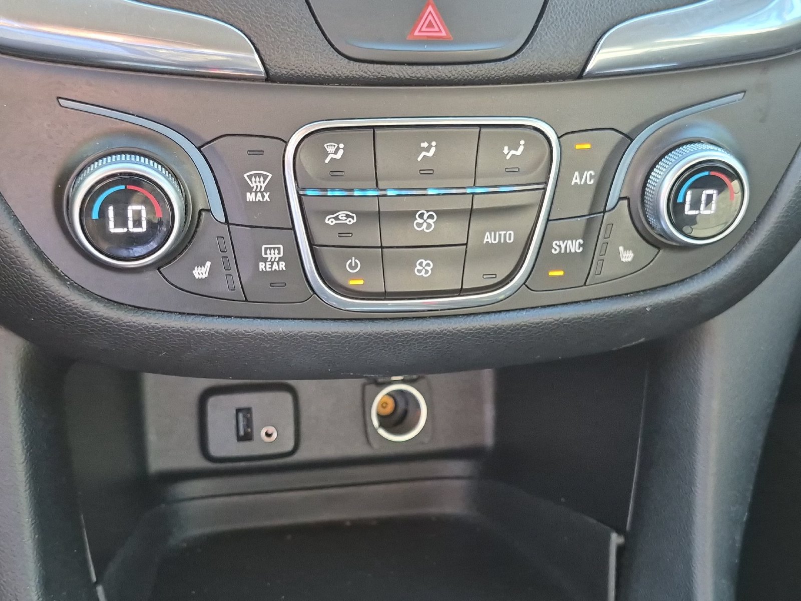 Used 2018 Chevrolet Equinox LT AWD/4WD image 23