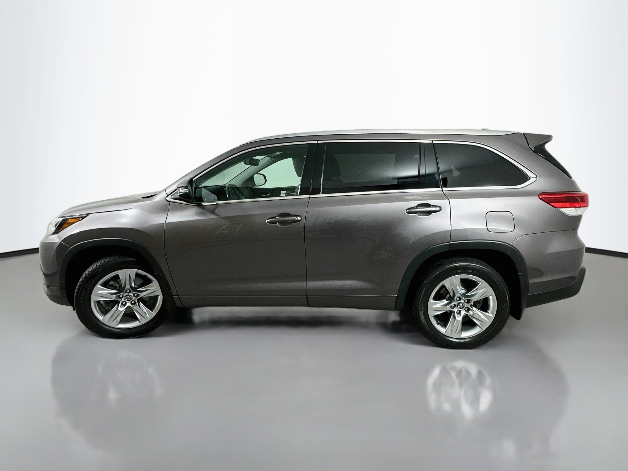 Used 2019 Toyota Highlander Limited w/ Carpet Mat Package (TMS) AWD/4WD image 4