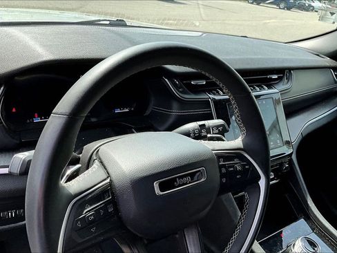 Used 2024 Jeep Grand Cherokee Altitude image 10