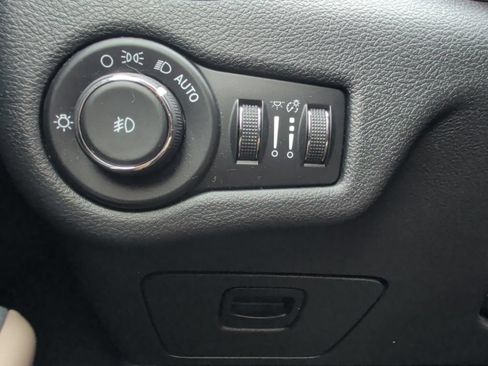 Used 2017 Jeep Cherokee Latitude w/ Comfort & Sound Group FWD image 26