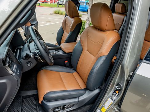 Used 2025 Lexus GX 550 w/ Accessory Package (2T) AWD/4WD image 29