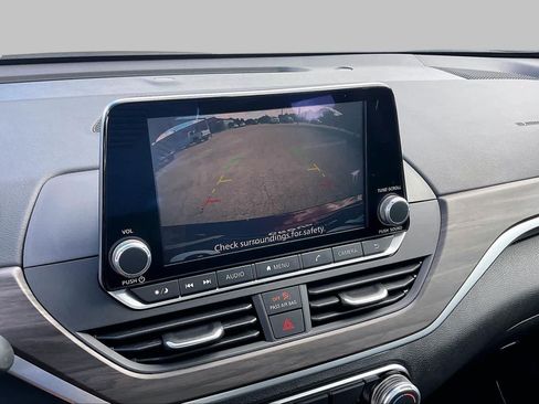 Used 2025 Nissan Altima 2.5 SV FWD image 25