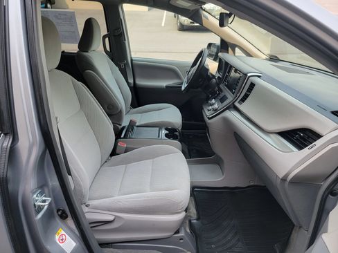 Used 2018 Toyota Sienna LE w/ Carpet Mat Package FWD image 16