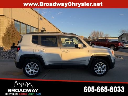Used 2016 Jeep Renegade Latitude w/ Cold Weather Group image 5