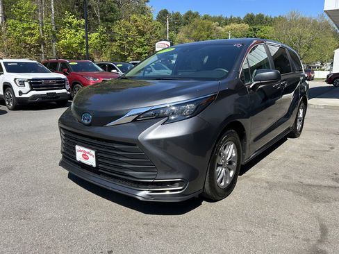 Used 2025 Toyota Sienna LE AWD/4WD image 4