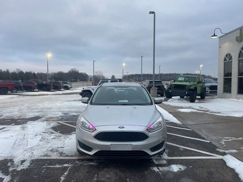 Used 2018 Ford Focus SE image 3