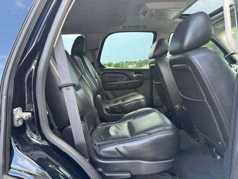Used 2011 Cadillac Escalade Premium RWD image 20