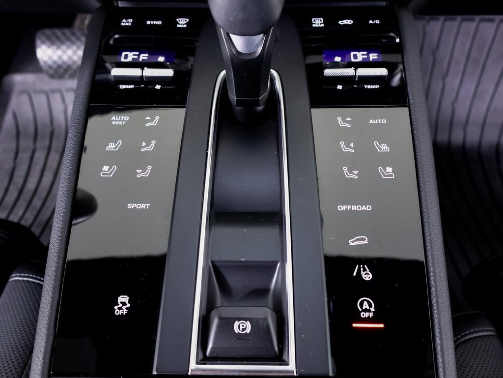 Used 2025 Porsche Macan AWD/4WD image 18
