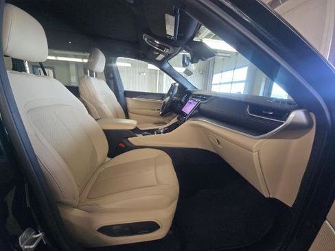 Used 2025 Jeep Grand Cherokee L Limited w/ Luxury Tech Group II image 10