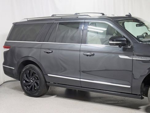 Used 2022 Lincoln Navigator L Reserve image 3