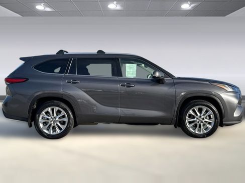 Used 2023 Toyota Highlander Limited image 2