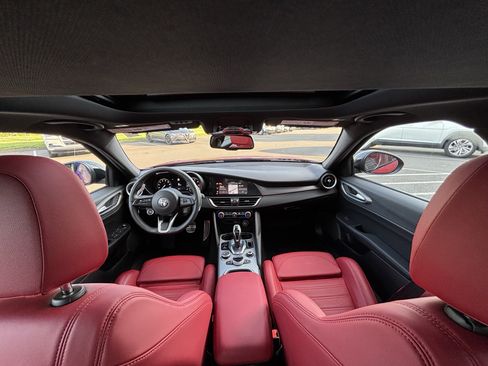 Used 2024 Alfa Romeo Giulia Veloce RWD image 2