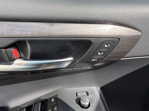 Used 2023 Toyota Highlander Platinum AWD/4WD image 28