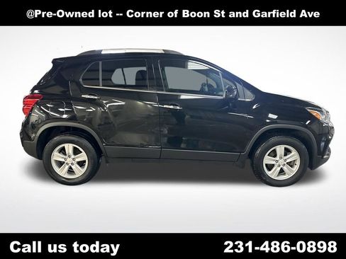 Used 2020 Chevrolet Trax LT w/ LT Convenience Package image 6