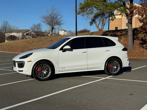 Used 2016 Porsche Cayenne GTS image 5