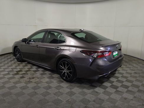 Used 2022 Toyota Camry SE image 3