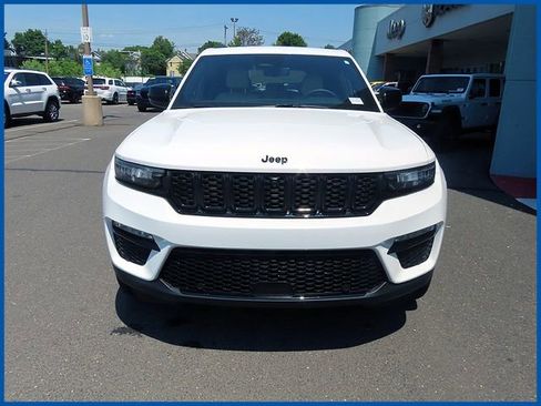 Used 2023 Jeep Grand Cherokee Limited w/ Luxury Tech Group II AWD/4WD image 2