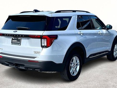 Used 2025 Ford Explorer Active AWD/4WD image 2