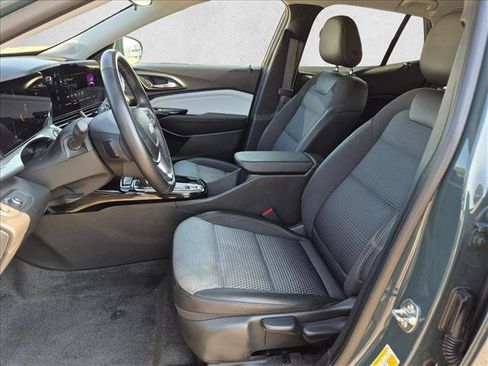 Used 2025 Chevrolet Trax LT w/ LT Convenience Package FWD image 15