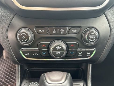 Used 2022 Jeep Cherokee Latitude Lux w/ Sun & Sound Group AWD/4WD image 27