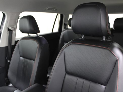 Used 2024 Volkswagen Tiguan SE image 5