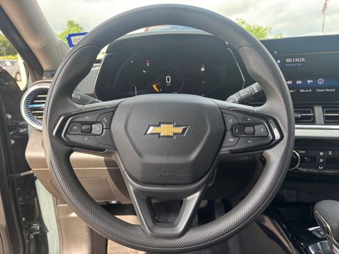 Used 2025 Chevrolet Trax LT FWD image 27