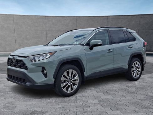 Used 2019 Toyota RAV4 XLE Premium w/ Cold Weather Package AWD/4WD image 5