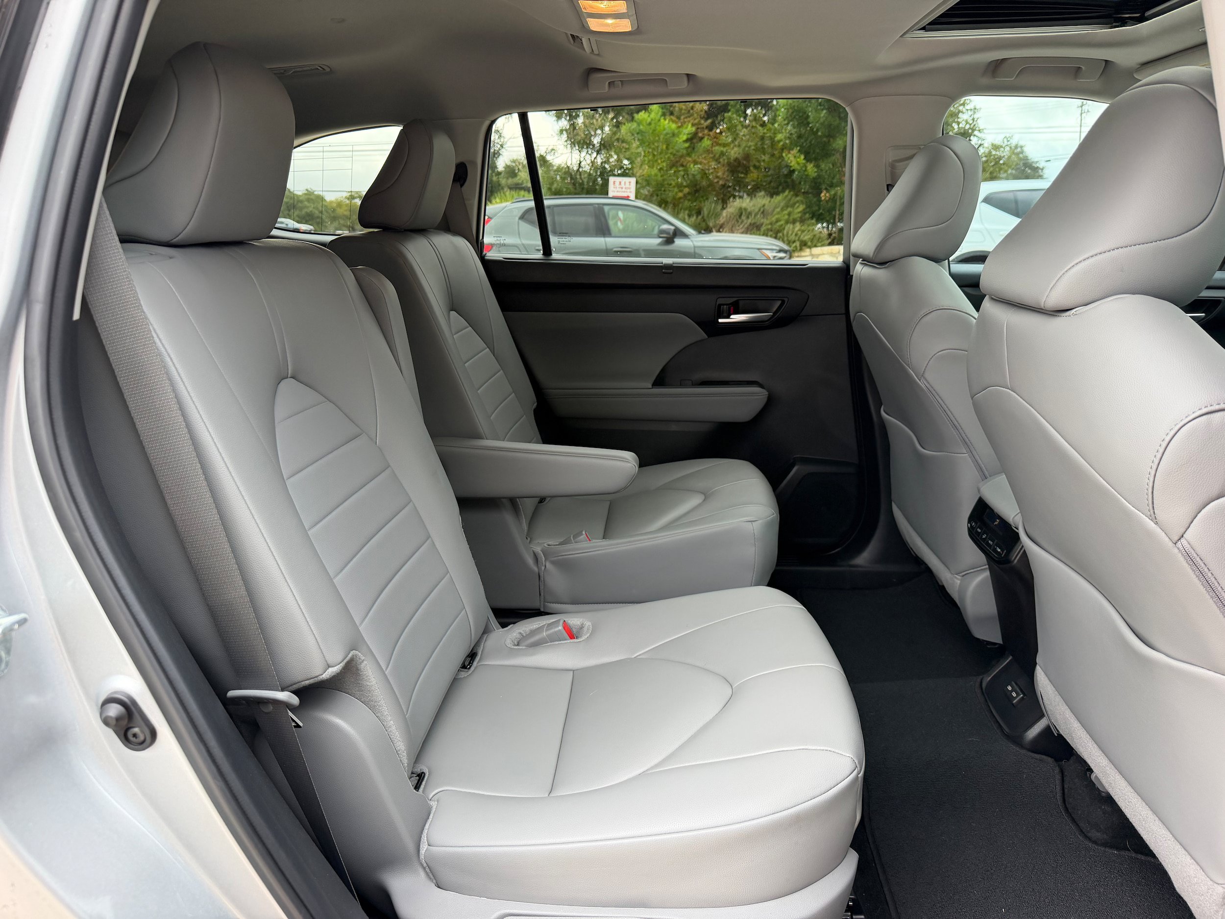 Used 2024 Toyota Highlander XLE FWD image 12