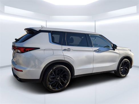 Used 2024 Mitsubishi Outlander image 3