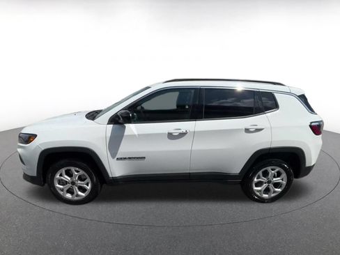 Used 2025 Jeep Compass Latitude AWD/4WD image 8