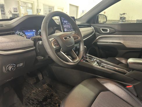 Used 2023 Jeep Compass Latitude AWD/4WD image 14