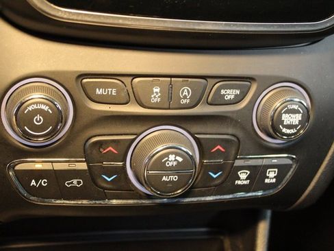 Used 2019 Jeep Cherokee Limited w/ Luxury Group image 27