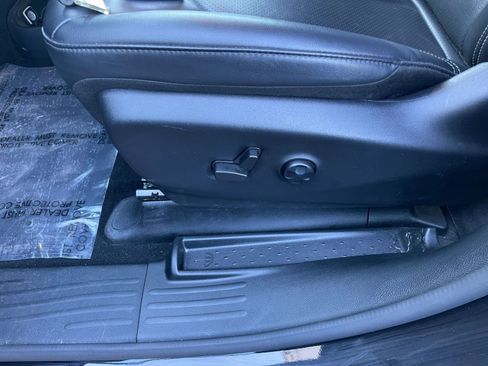 Used 2025 Chrysler Pacifica Select image 25