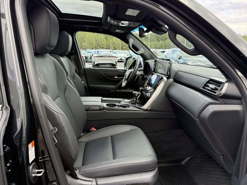 Used 2025 Lexus LX 600 4WD w/ Luxury Package image 15